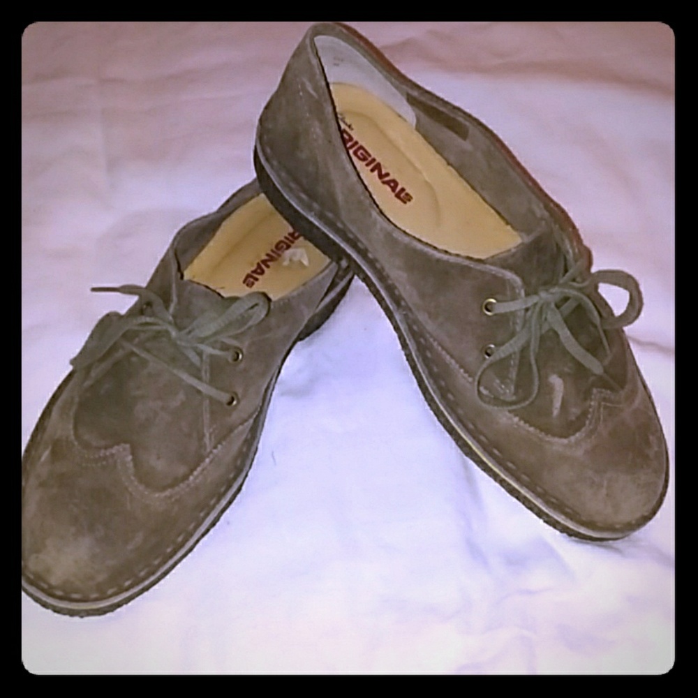 Men's size 8 Clark's Originals dress shoes.